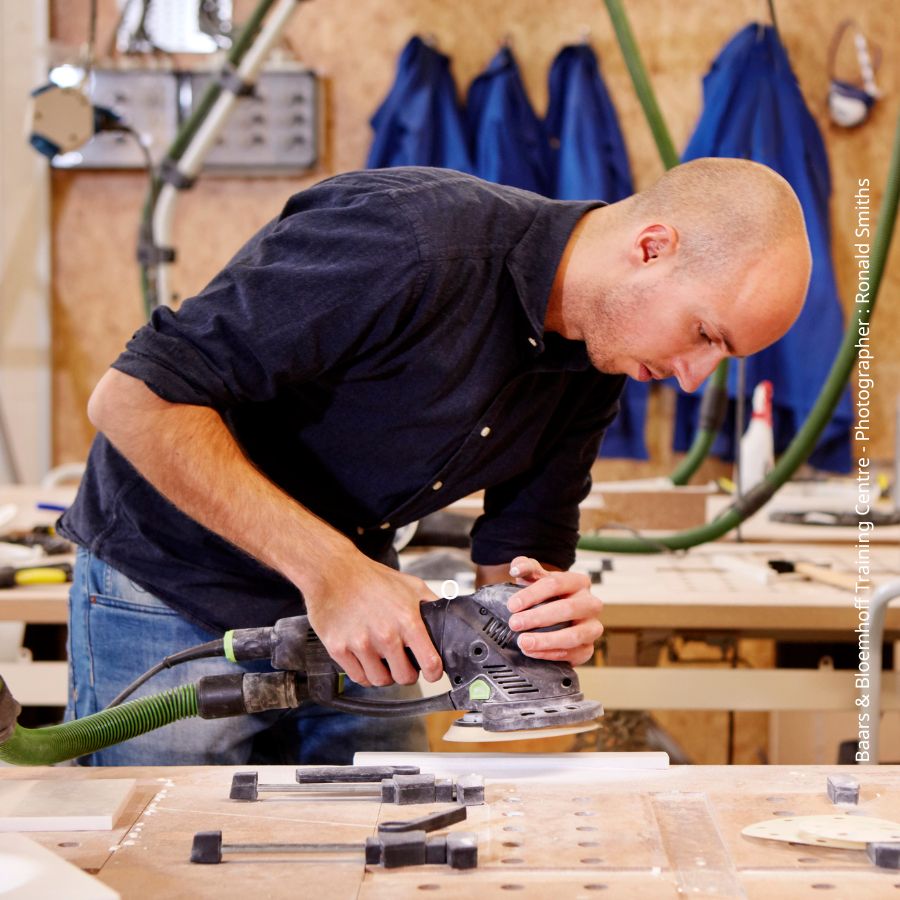 This logo has PROFESSIONALS