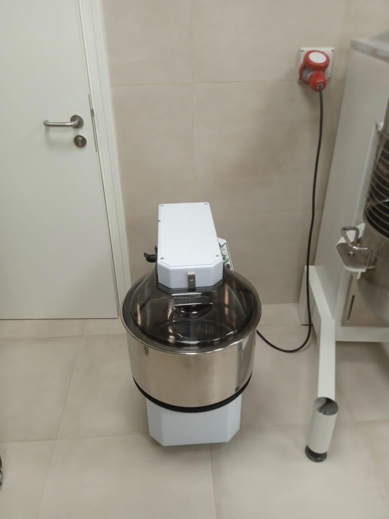 A machine with a bowl on top Description automatically generated