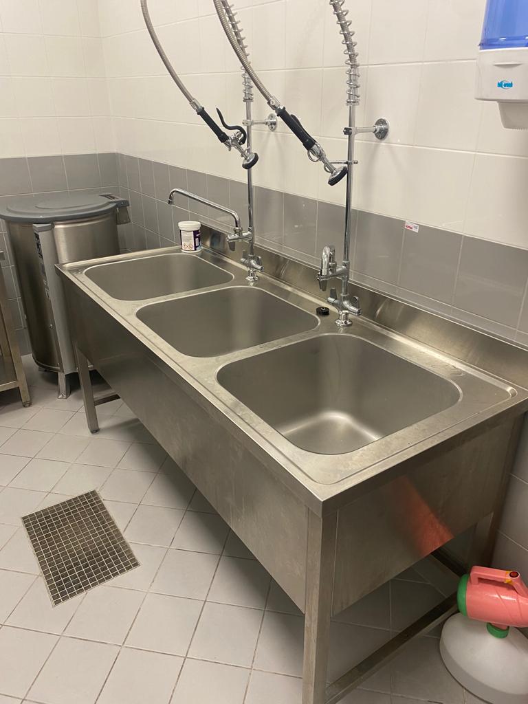 A large stainless steel sink Description automatically generated