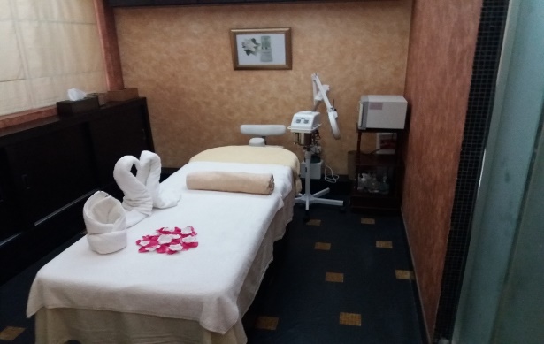 A massage table in a room AI-generated content may be incorrect.